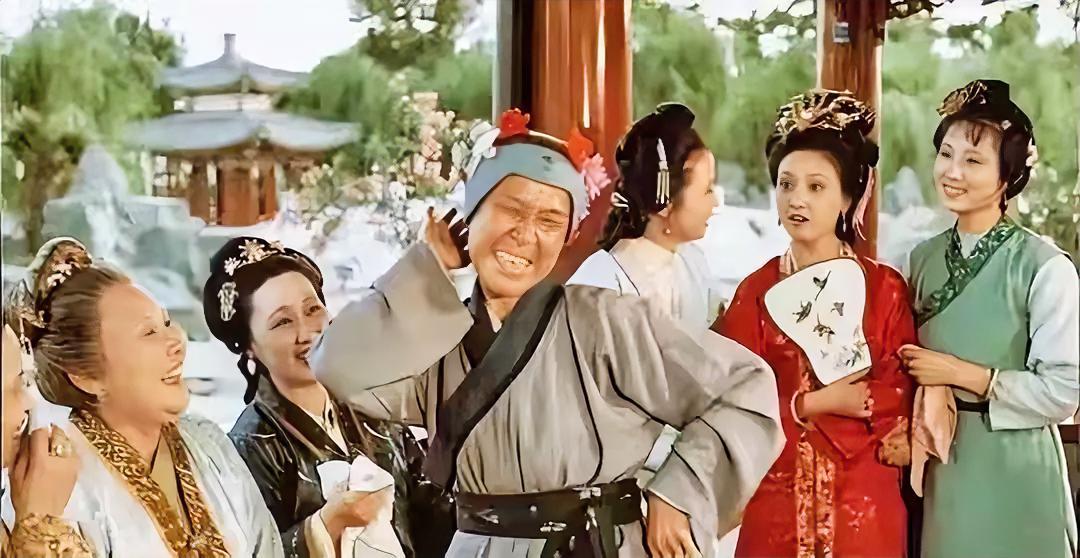 做人应该学习刘姥姥：
1.朴实踏实接地气，知道自己的身份，即使去过大观园，有这样