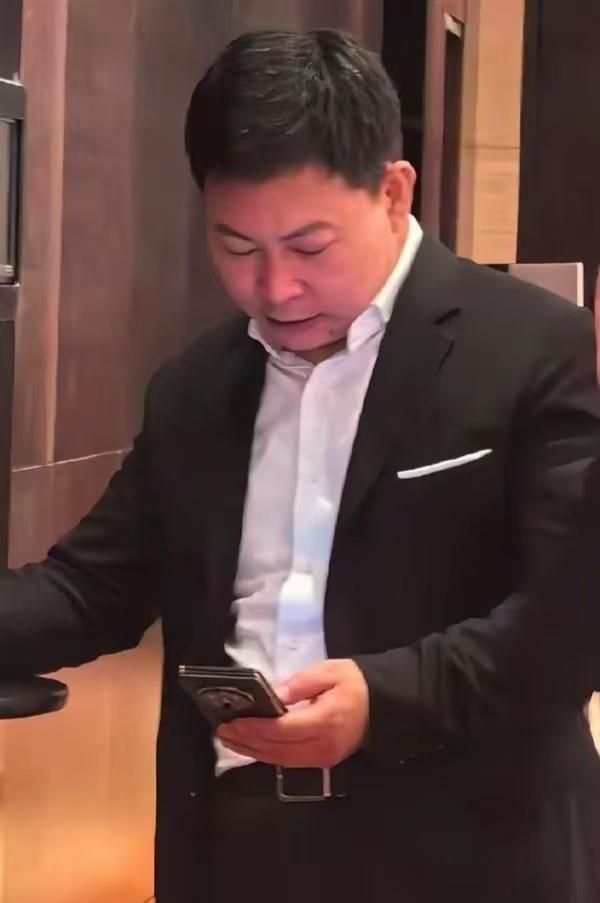 余总这是要亲自下场代言三折叠屏手机了吗？
细心的网友再次发现，余总手里出席活动手