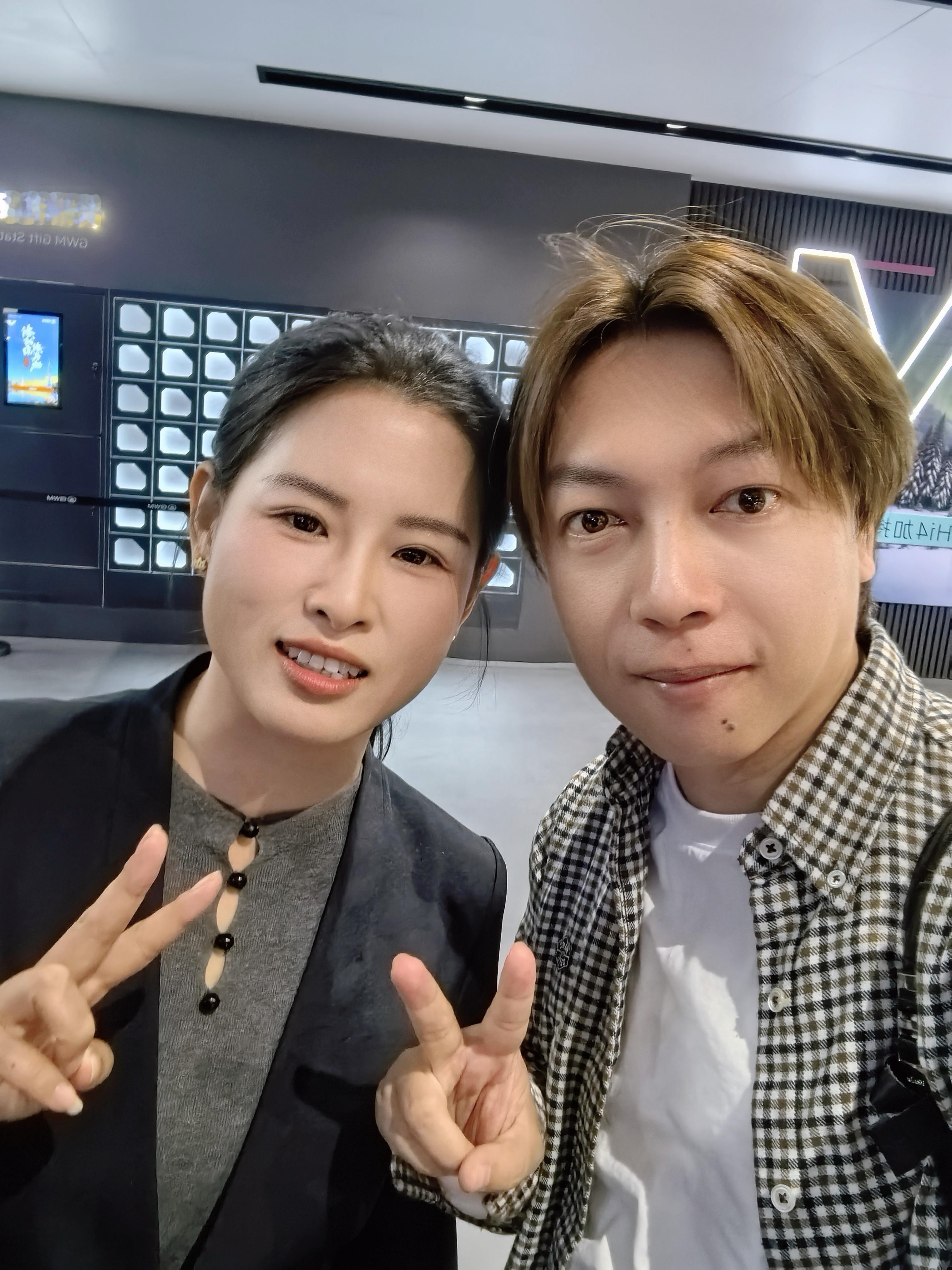 我们长城女神 吴总这人气堪比流量明星啊！在展台上被围得里三层外三层的，都要来合照