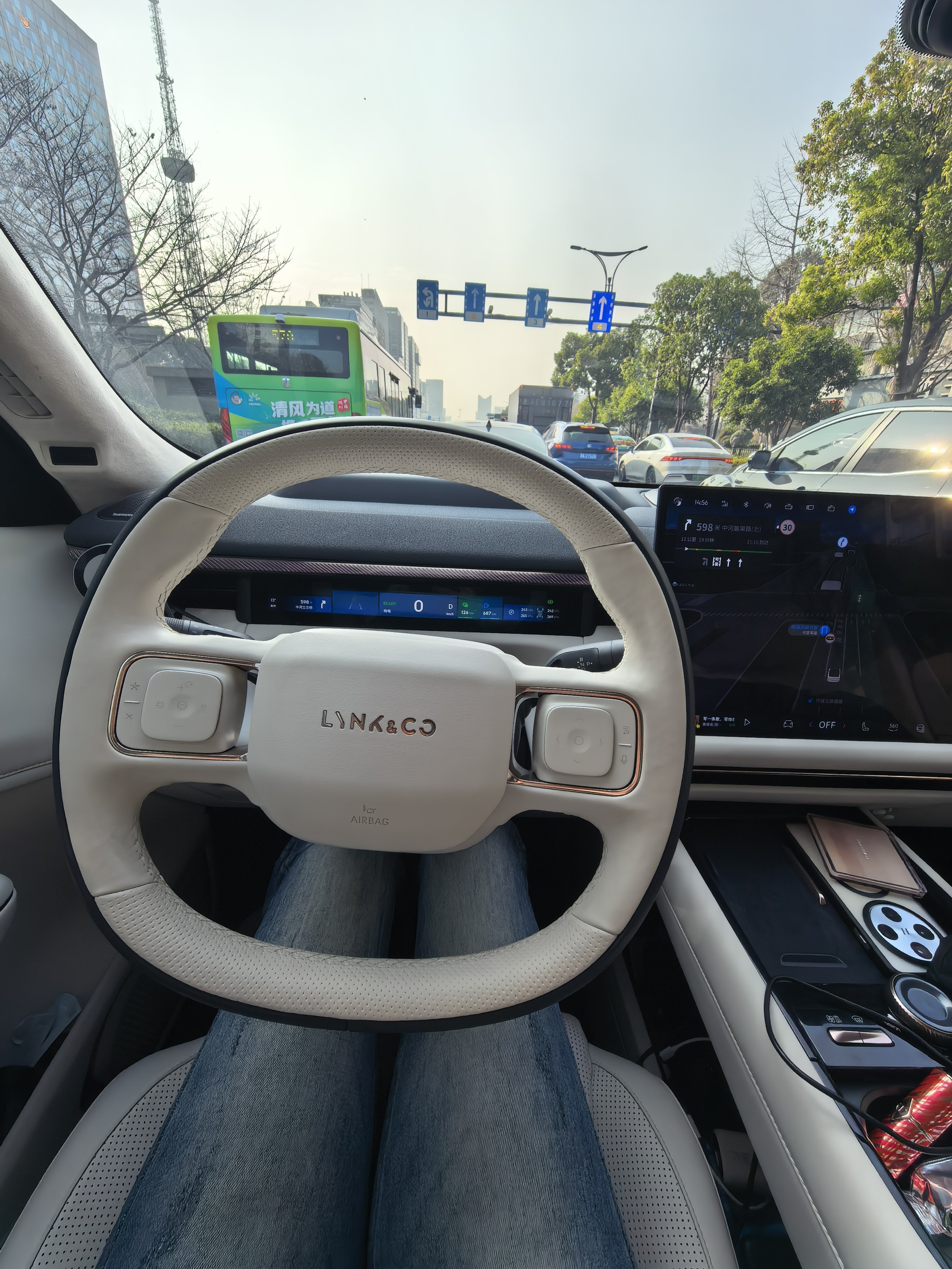 我应该是一个车技和车感都很不错的女司机，但是今天开车总感觉自己冒冒失失的，隐约觉