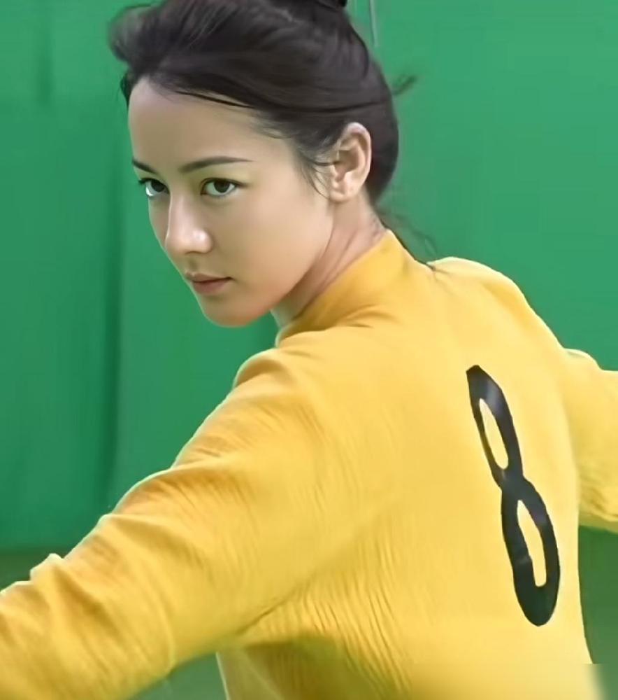 看了功夫女足才发现张艺谋说的对不信你看迪丽热巴，演员千万不要去动脸，医美也不行。