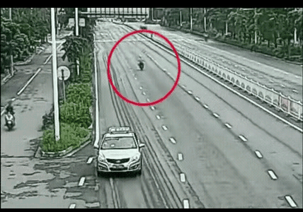 即使是今天不出事儿，也是早晚会出事儿的。因为这个骑电动车的骑车根本就不看路，也不