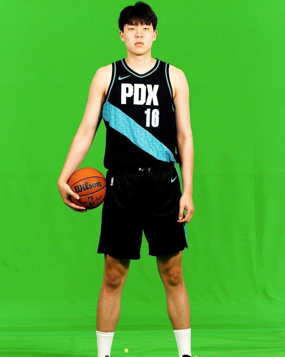 定妆照里，杨瀚森嘴角绷成一条线，像被谁偷偷按了暂停键——连续两场连板凳末席都没混