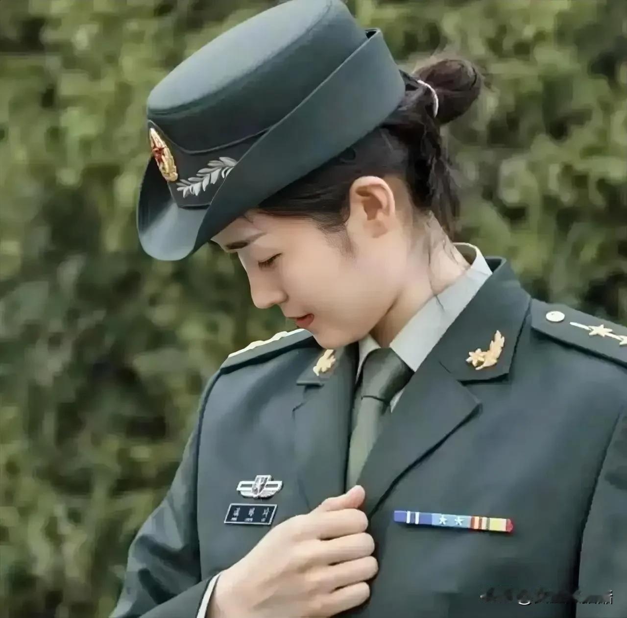 中国女篮国家队现役四位有着军人身份的球员：

1、李梦——中尉
2、潘臻琦——中
