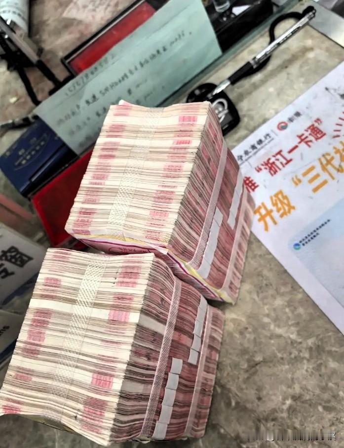 手里有存款的千万别划走！
下午刚从银行办业务回来，
柜员偷偷分享的存钱技巧，今天