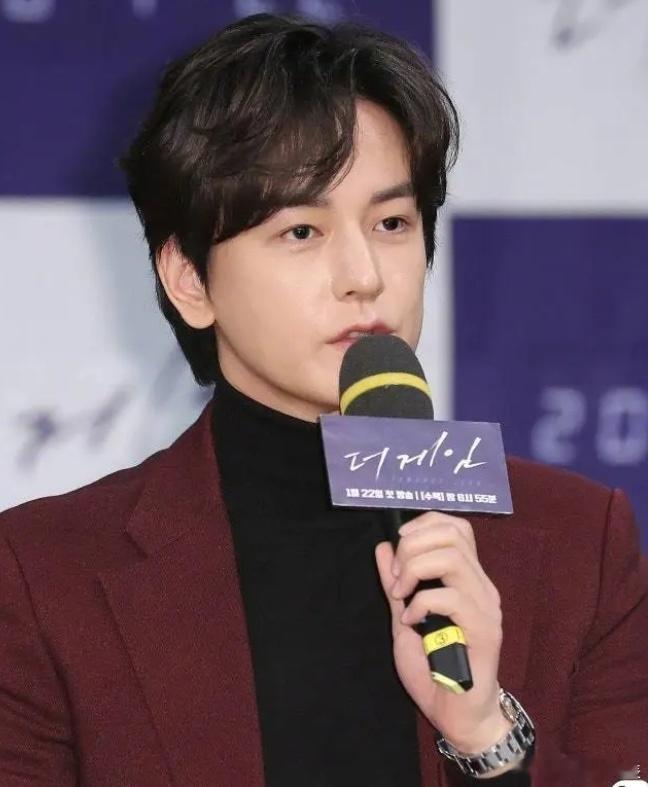 林周焕物流中心打工林周焕快递中心打工 27日，韩网热传去年8月在某物流中心看到过