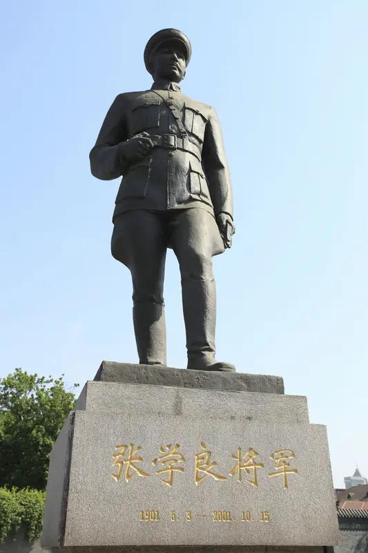 关于张学良一生最大的失误，由于他本人在漫长的一生中立场和反思角度的变化，历来有不