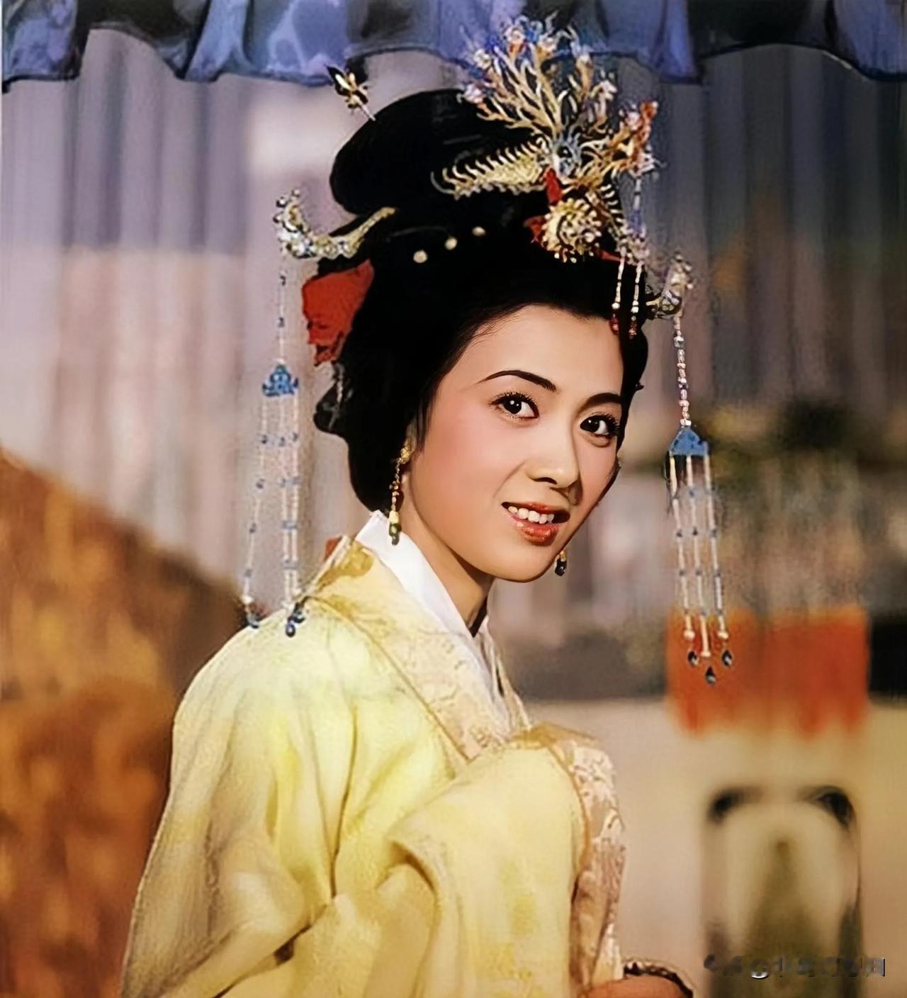 小时候就觉得龚雪长得特别的漂亮，她的气质也是非常的优雅和端庄，虽然现在看龚雪的照