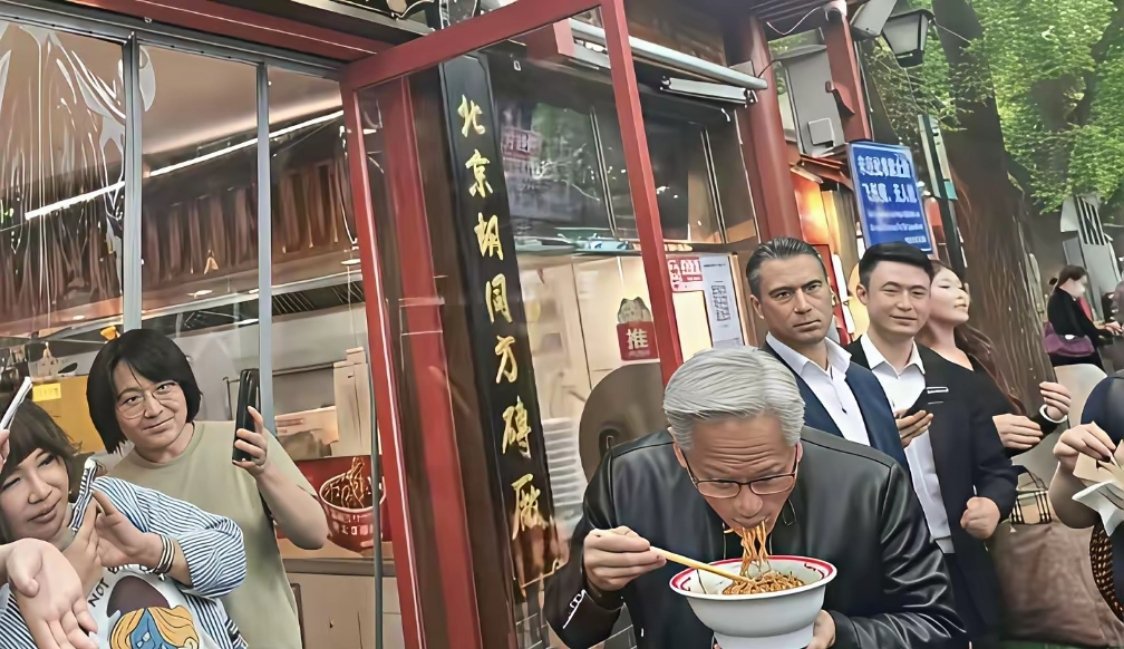 很聪明啊，专门在门口吃，秀亲民呢以他的身份，就算去后厨吃，也没人管他吧 