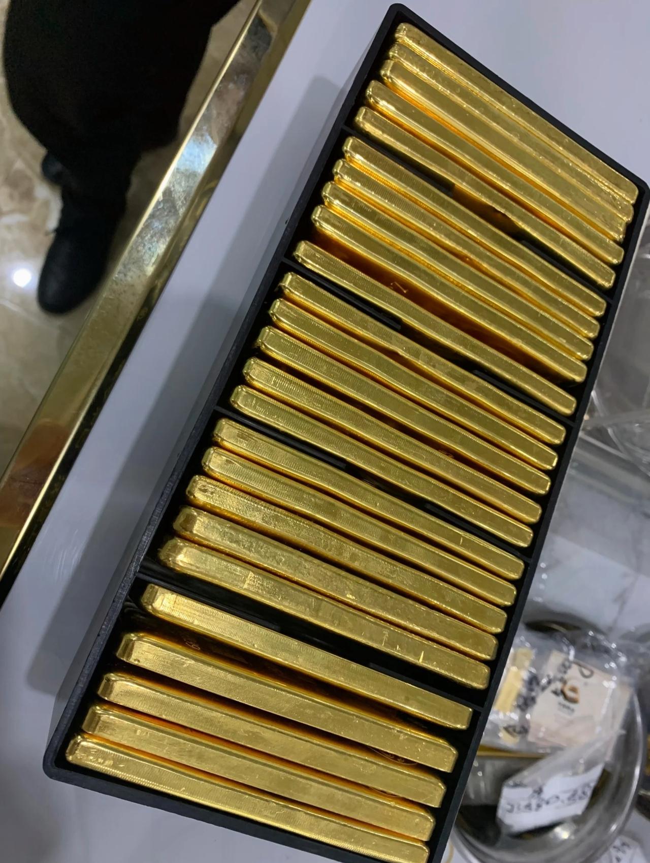 现在最可怕的不是金价跌了，
而是那些平时不声不响大量持金的人，突然就开始卖黄金，