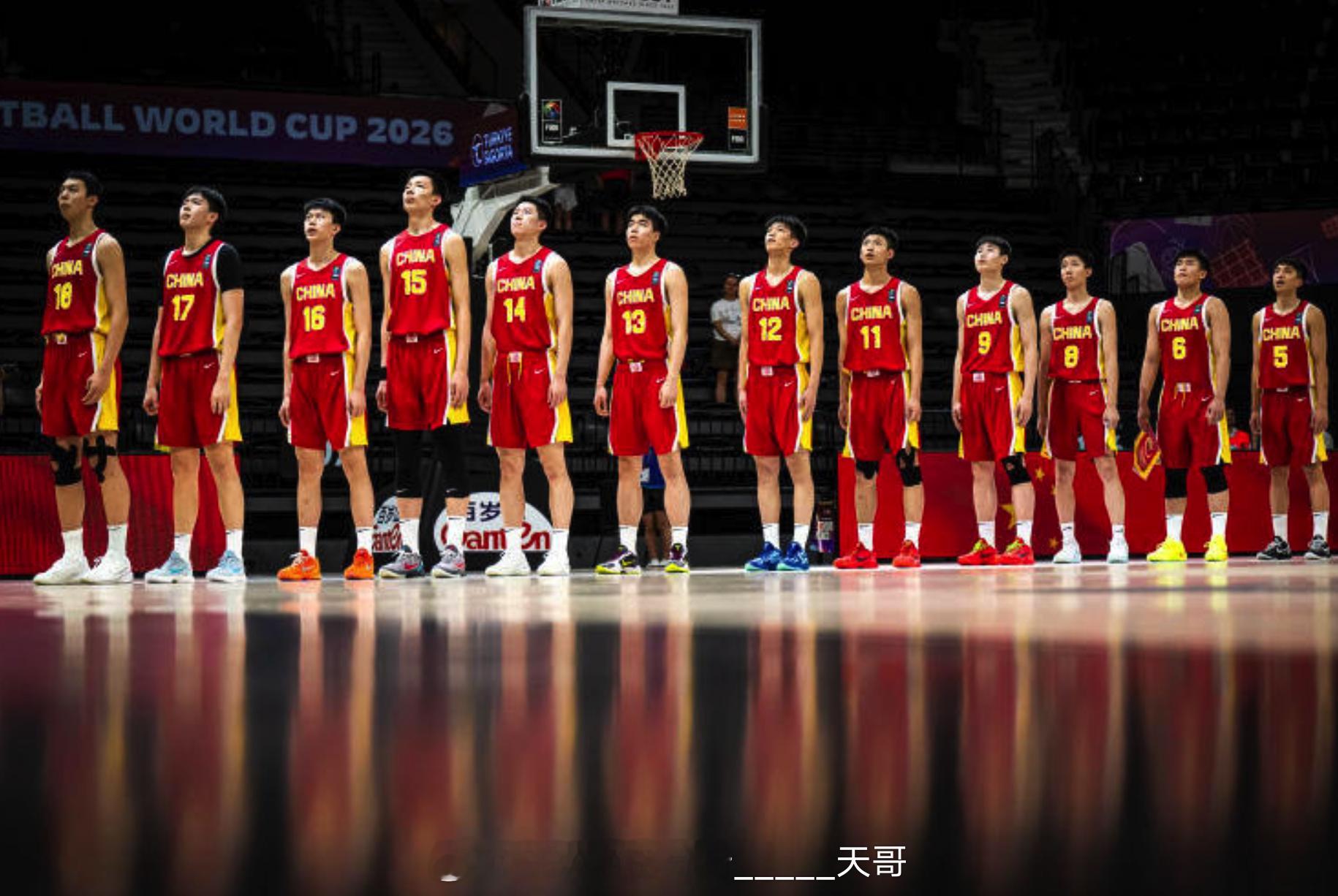 U17男篮的比赛就是我们国内篮球的缩影面对身体强壮的加拿大我们篮板球被抢爆41个