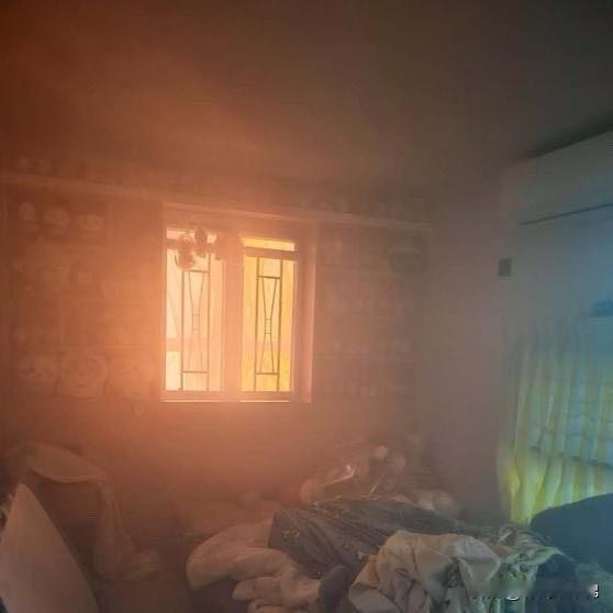 这应该火灾现场最震撼的一张照片！它是被困人员拍摄家中一角，烟雾缭绕，可见度低，从