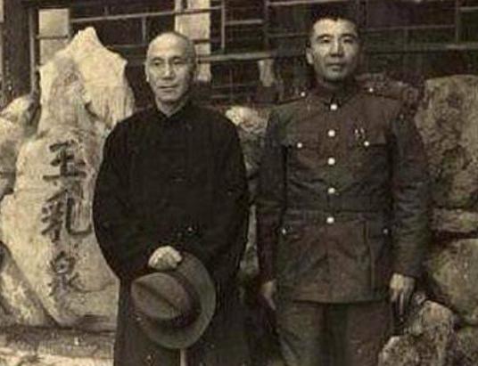 这是王耀武与张金廷二人留存唯一一张正式合照。他们既是黄埔军校三期的同学，还是山东