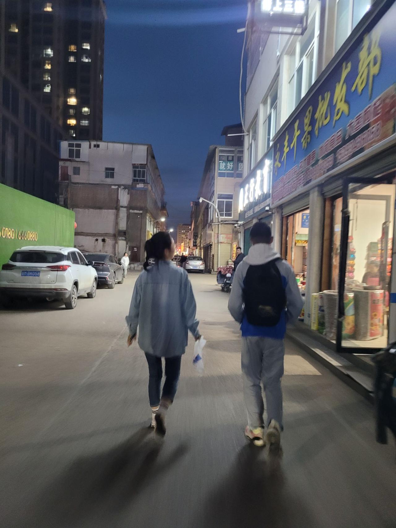 今早读高三的外甥女打来电话，带着哭腔说，小姨我想回家，你能来接我不？

我挂了电