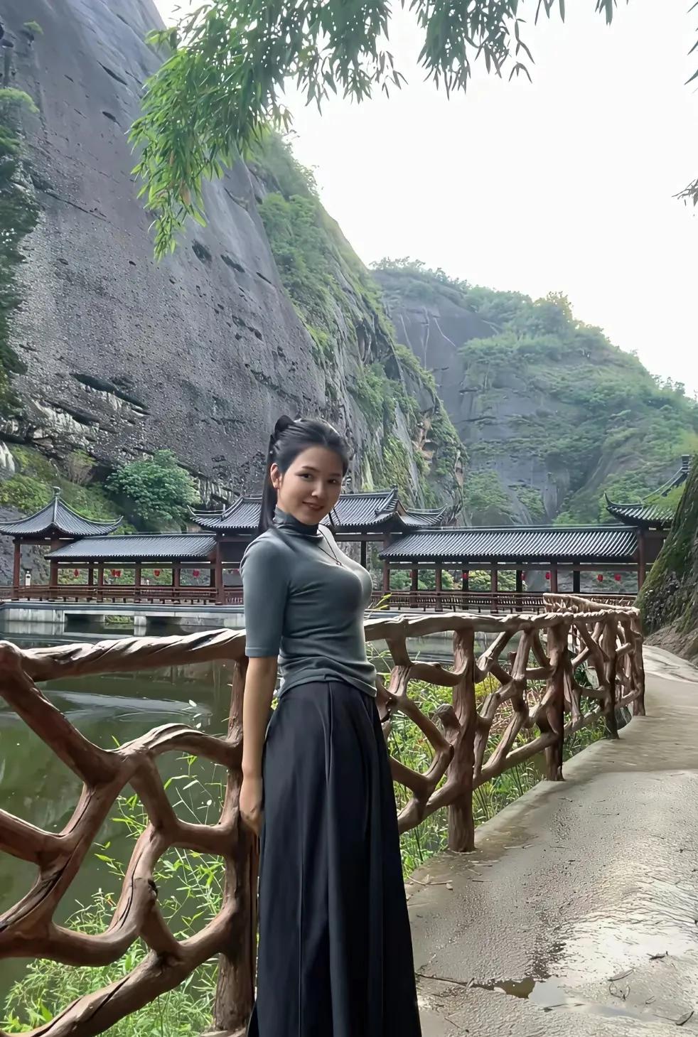 云雾秀峰万年翠，
月华碧水一江秋。