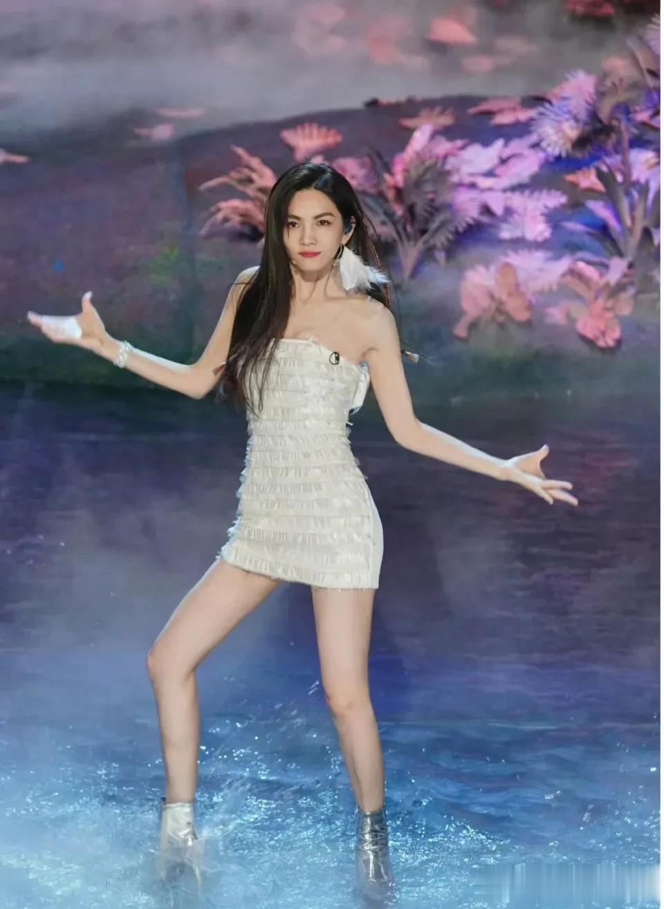 这还是SHE中的假小子么？简直就是脱胎换骨，如果当年也是这样的装扮，一定不会是S