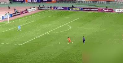 泰山1-0柔佛，亚冠精英赛泰山队大轮换，王大雷多次神扑

上半场，泰山队0-0柔