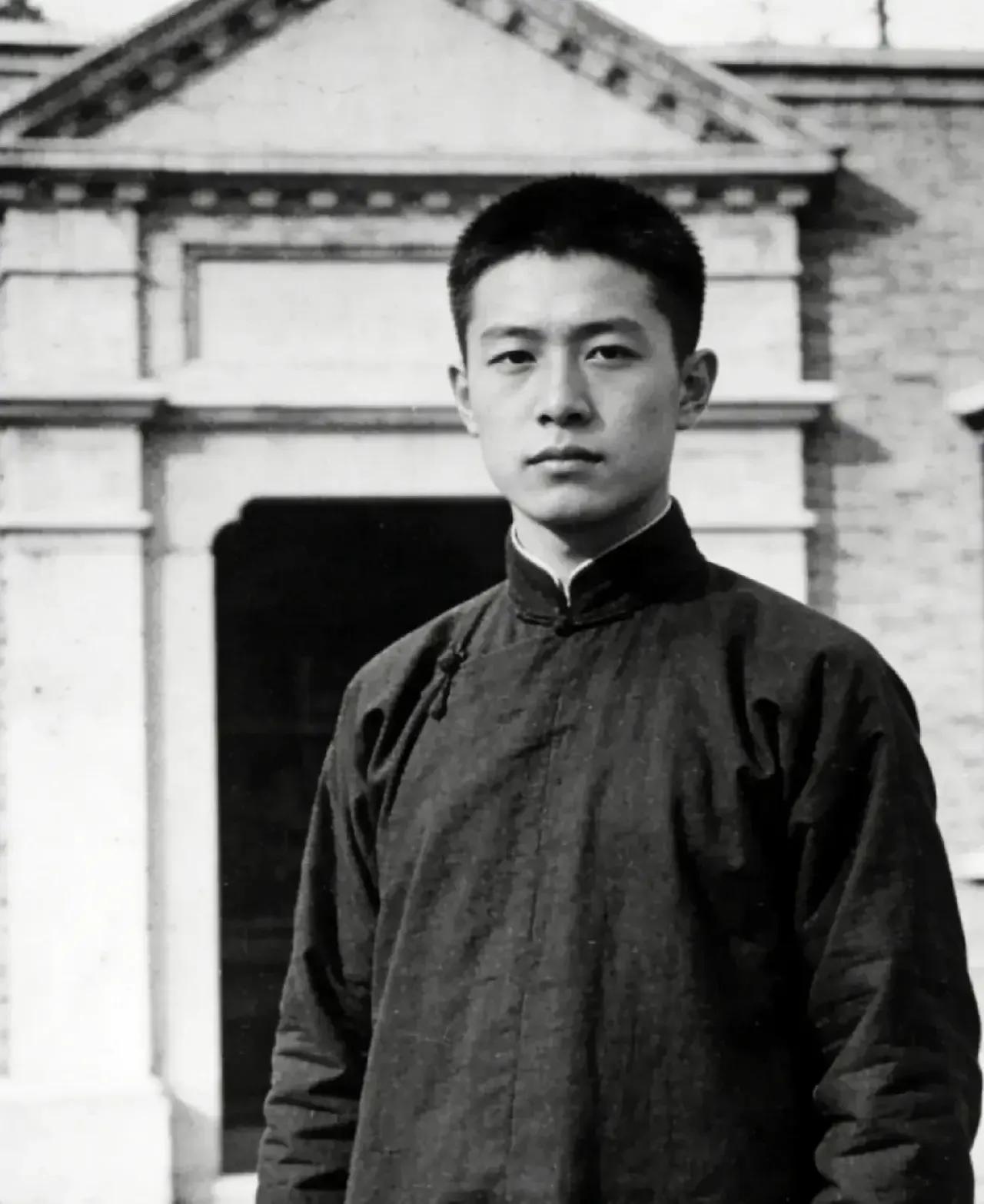 一九二八年，龙华的桃花开得正艳，陈乔年却再也看不到了。刽子手的刀落下去的时候，他