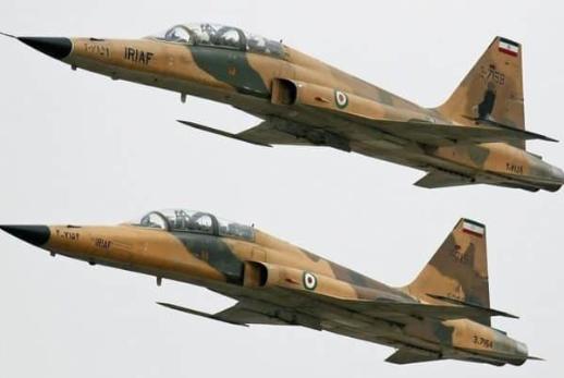 美媒实锤爆料：冲突刚打响，伊朗直接掏出几十年前的老式美制F-5战机，硬闯美军层层