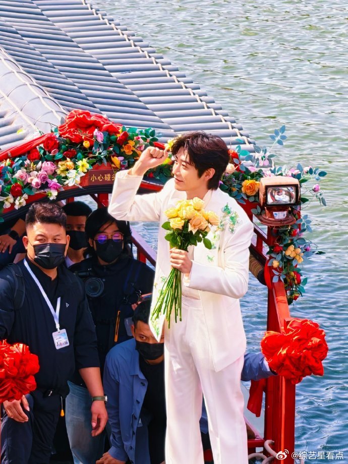 李卿捧花神图 李卿捧花路透绝了，花束衬得他温润松弛，自然神态尽显少年感与温柔 李