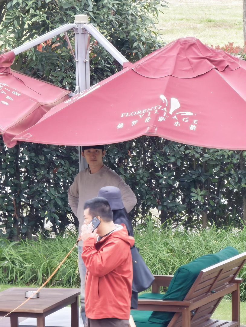 成都偶遇黄景瑜谁在成都佛罗伦萨小镇偶遇黄景瑜！经纪人助理相伴，爱犬夏天跟着一起出