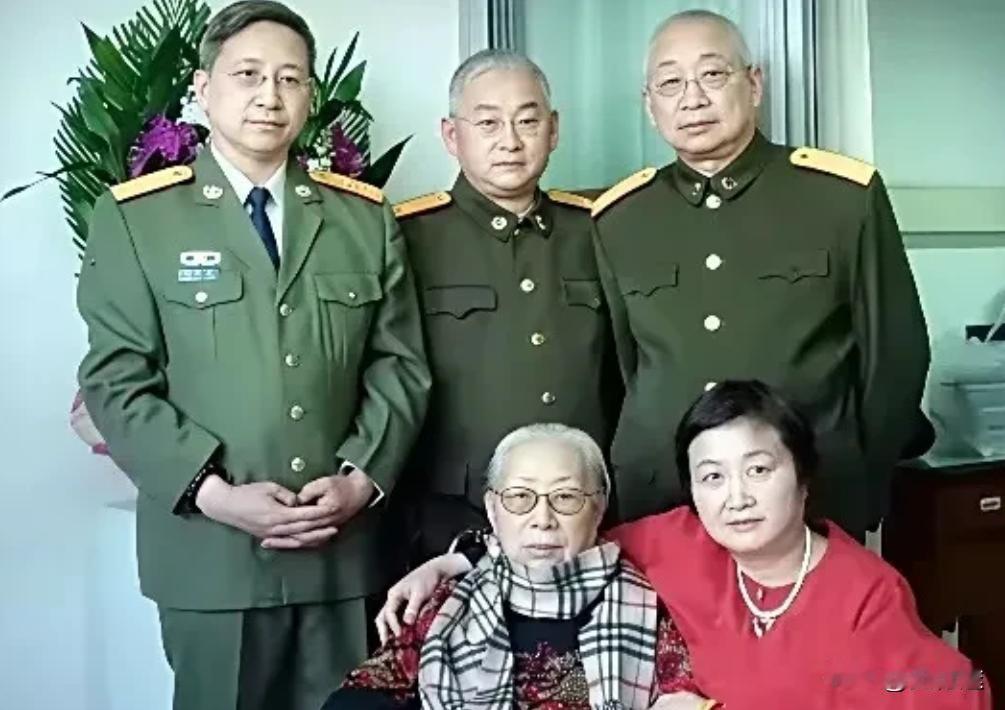 陈赓夫人傅涯和她的四个子女，三个少将，一个教授。

傅涯出生在浙江上虞，家里兄妹