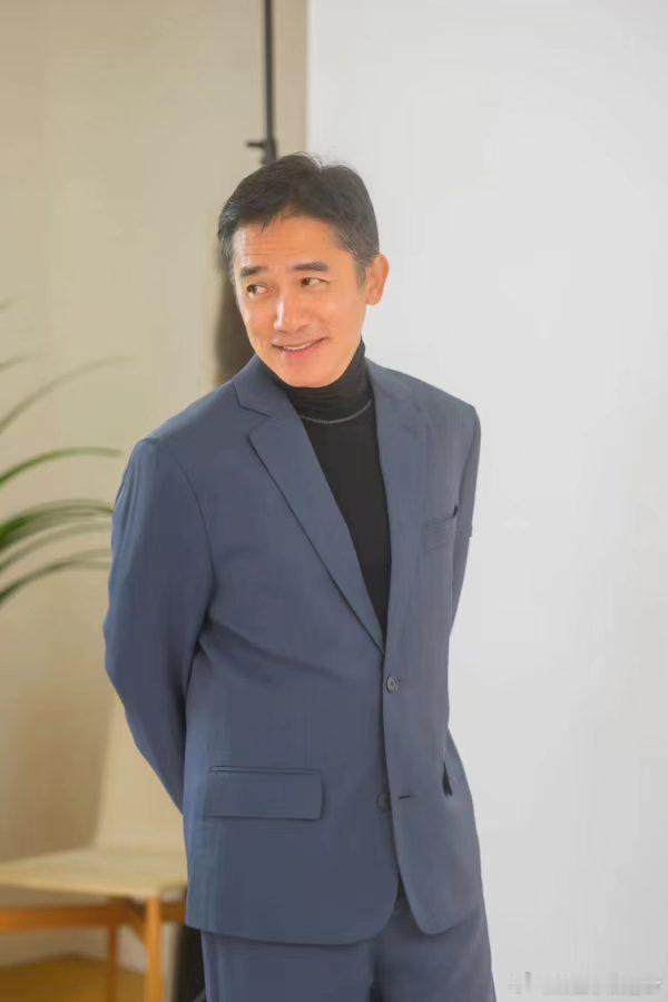 向太说梁朝伟是假社恐向太直言年轻人没资格社恐别混淆两种社恐，年轻人遇事逃避不敢交