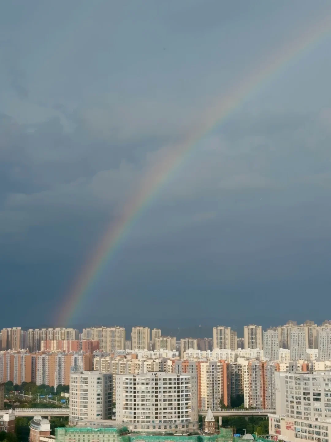 现在！！！抬头！！！谁的彩虹洒在了昆明上空🌈
