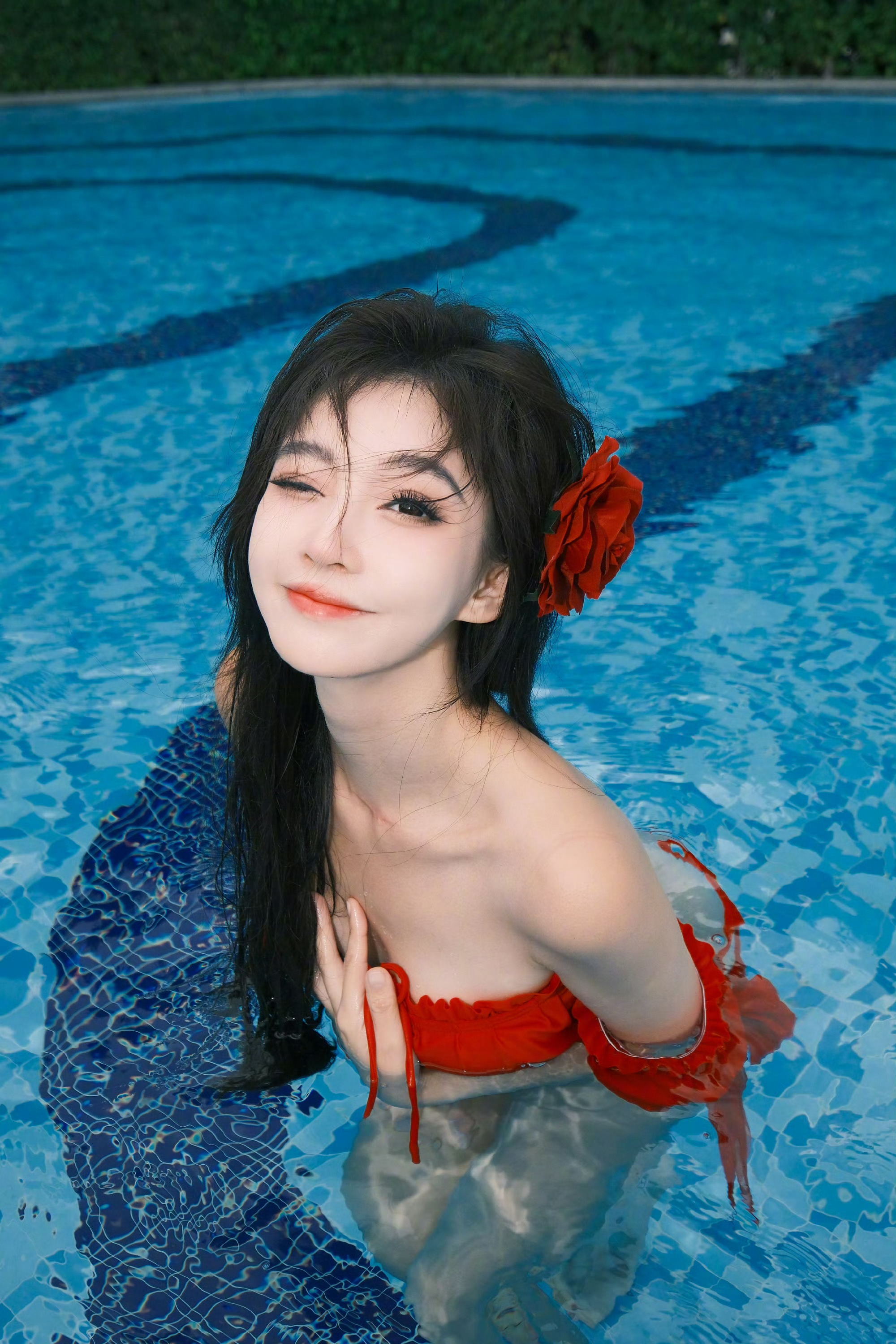 冯提莫，泳池红衣小姐姐。冯提莫