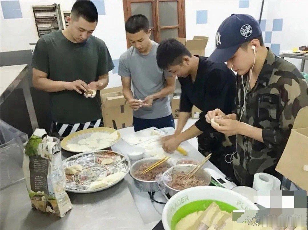 黄景瑜体型庞大，整个大一号，有没有可能他才是正常男性[允悲]其他人都弱小的很 ​