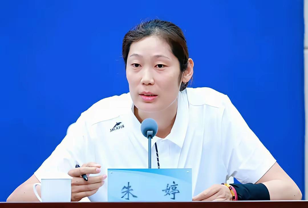 朱婷回来了，但不是喊一声就上场那种。
她4轮欧冠72分，一传44%——排协的线，