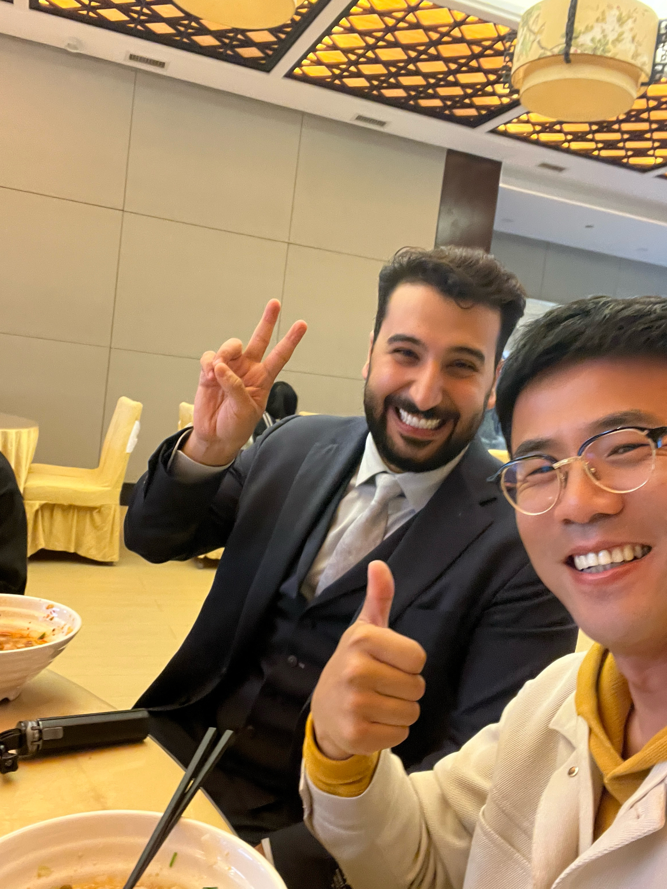 呀哈比比，我是你们的好朋友老王，今天我跟三刀一起研究味道、价格、感觉怎么样。 