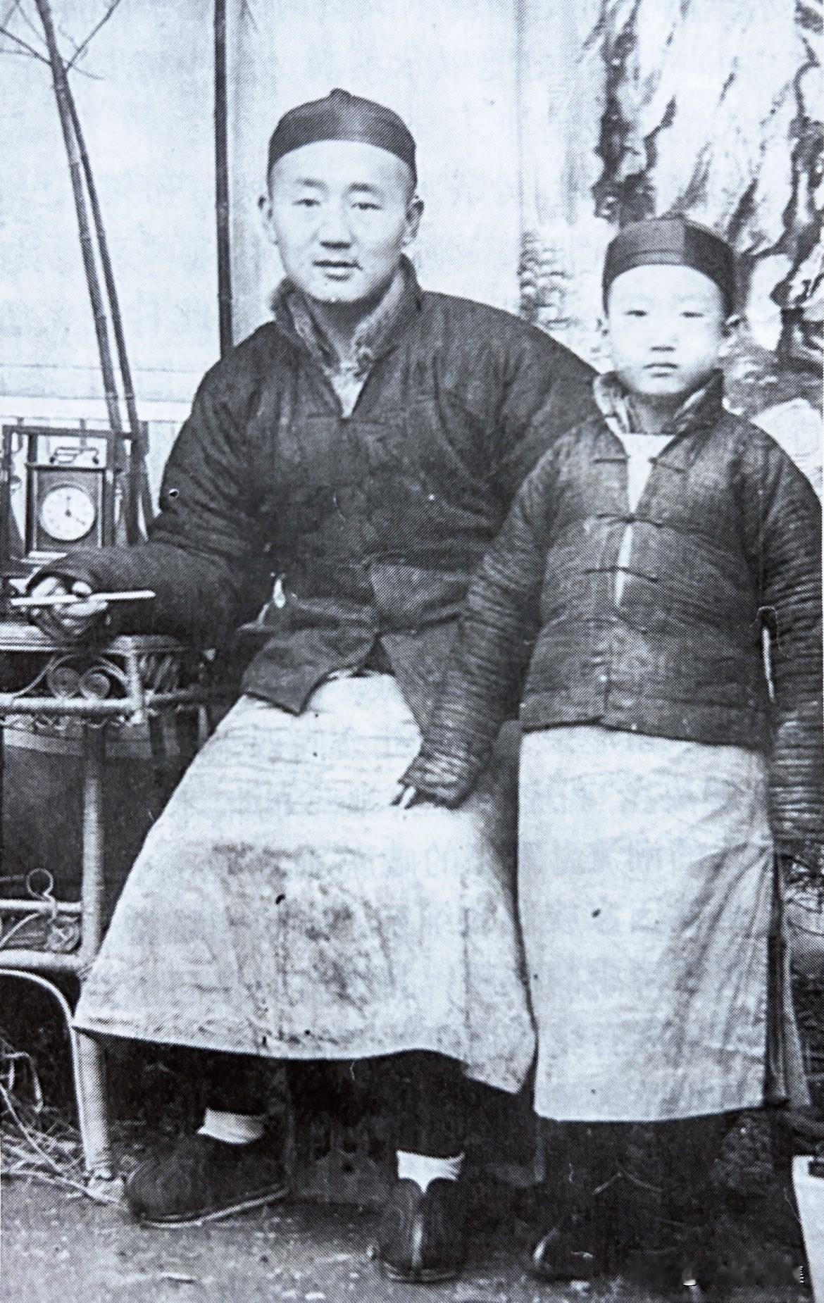 瞿秋白小时候与父亲的合影。瞿家是常州世族，世代为官。瞿秋白的叔祖父瞿赓甫曾任湖北