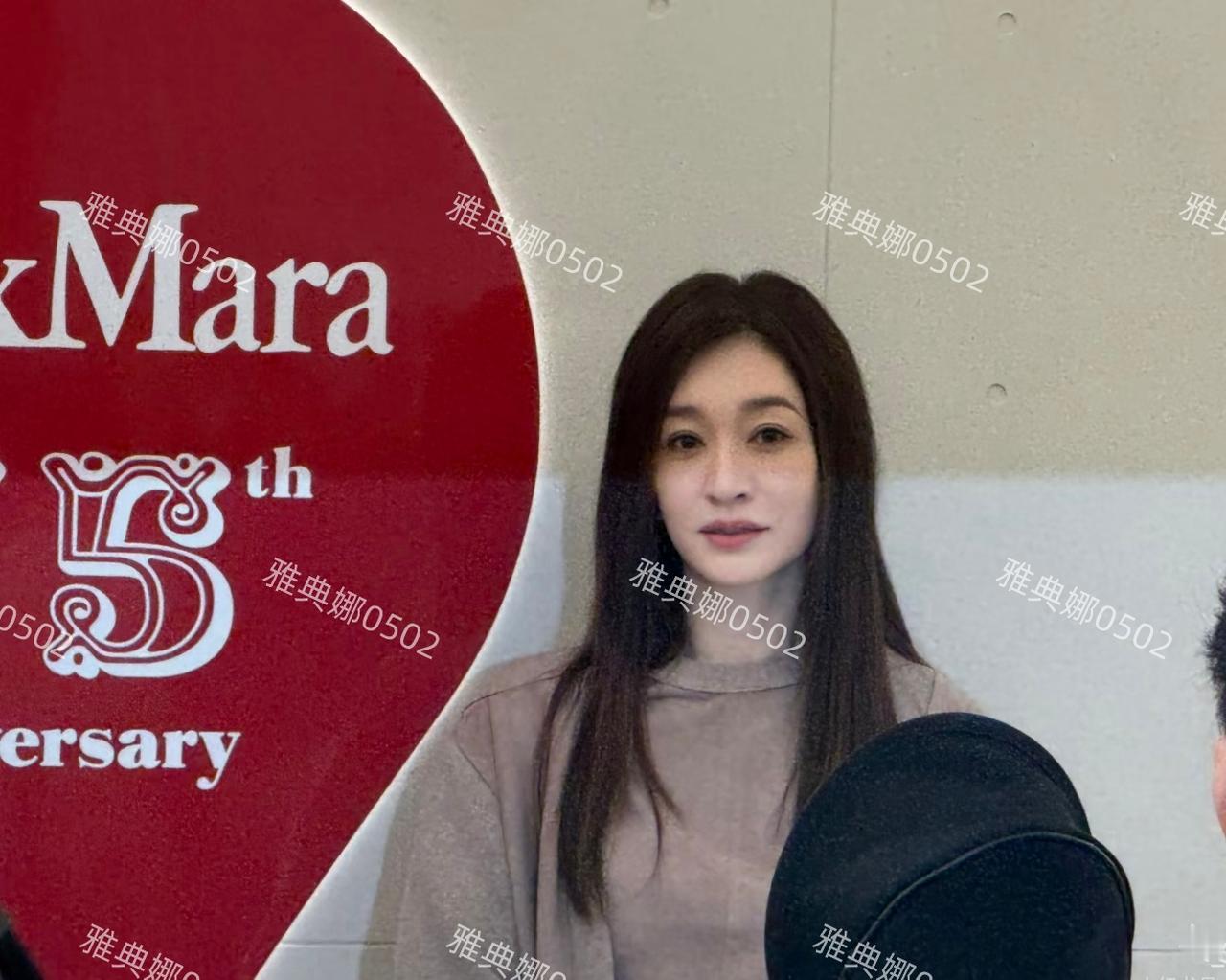 李小冉不上镜，本人比照片上和视频里年轻好看太多了！
在沈阳万象城的max mar