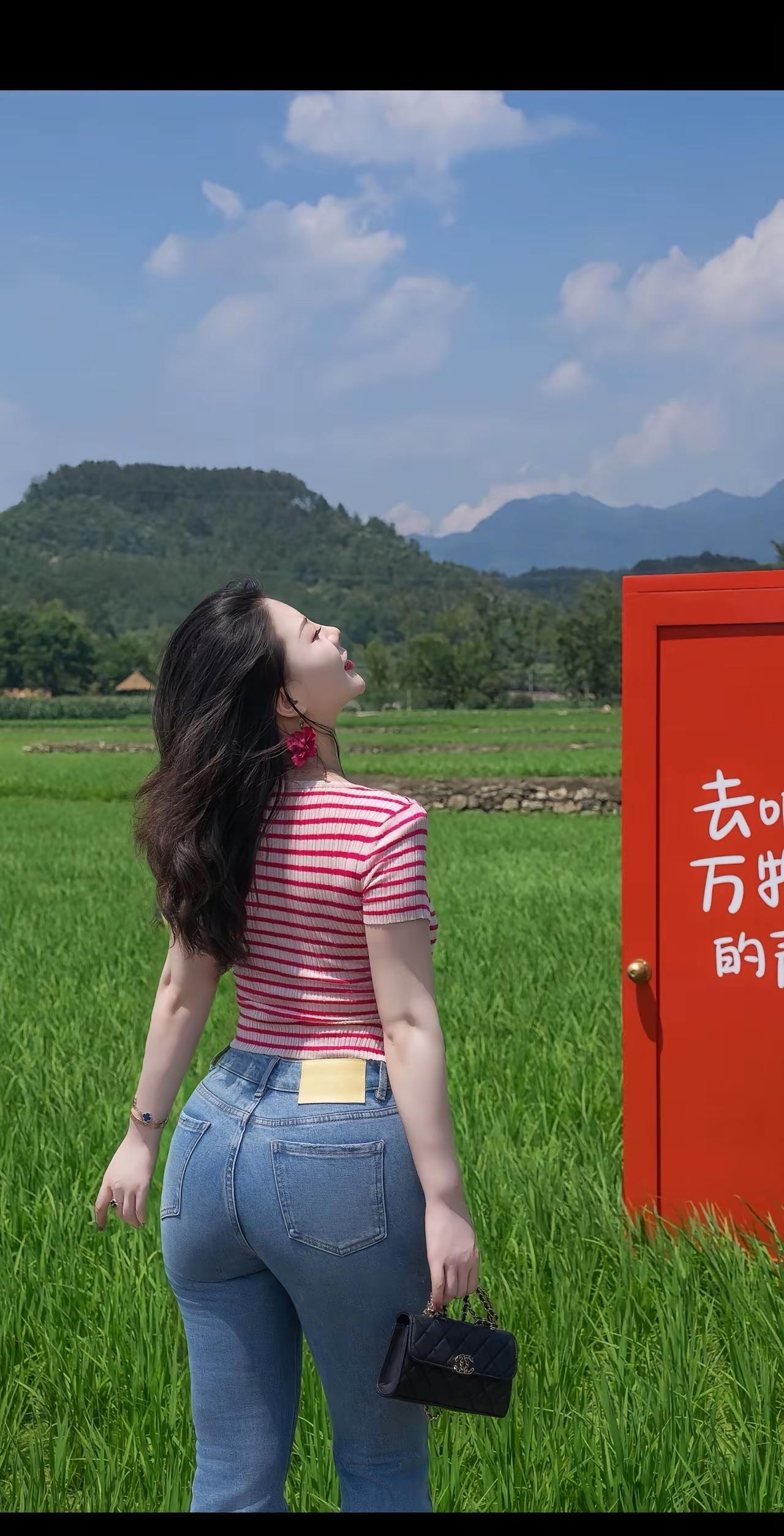 下联：有请🤝🤝🌹🌹
友友请根据图片展示下联

翠绿的稻田边，远山如黛。我