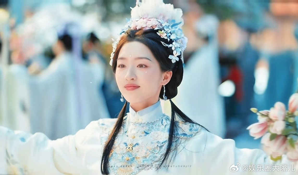 邓恩熙新剧美人一大跳终于等到邓恩熙花神名场面登场！素雅古风造型适配度满分，眉眼间