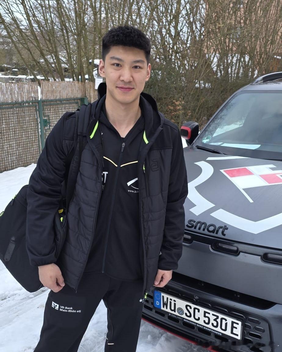 到达巴特柯尼希斯霍芬俱乐部进行适应训练的薛飞📷明天迎战福尔达俱乐部的德甲联赛第