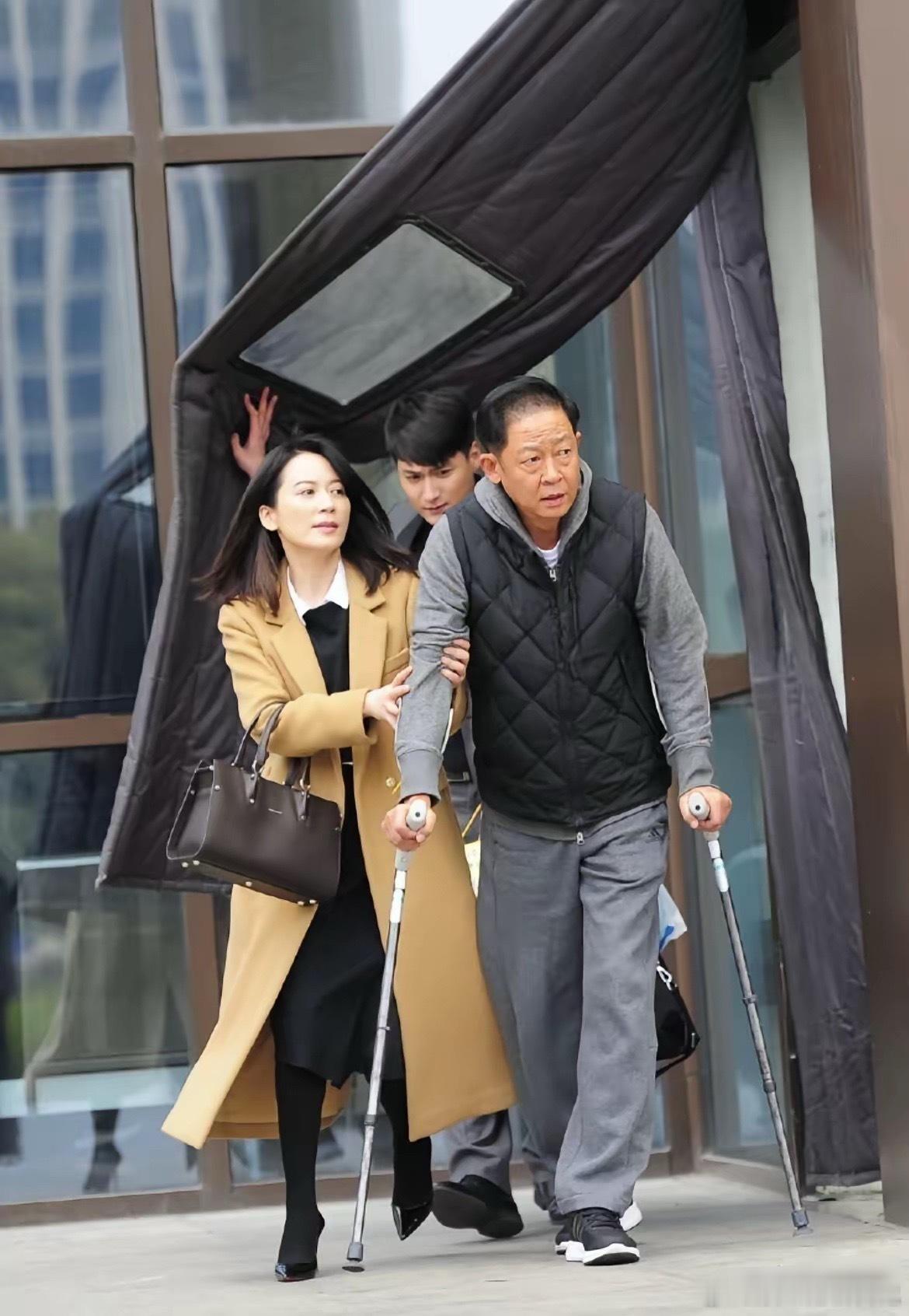 俞飞鸿好熟悉的男演员，这是受伤了吗？ 