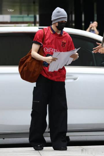 侯明昊线下搞起了云包场别人宣传靠团队，侯明昊全靠自己发力！通勤路上亲手发宣传单，