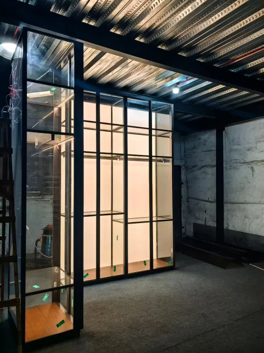 哇，这玻璃柜也太酷了吧～