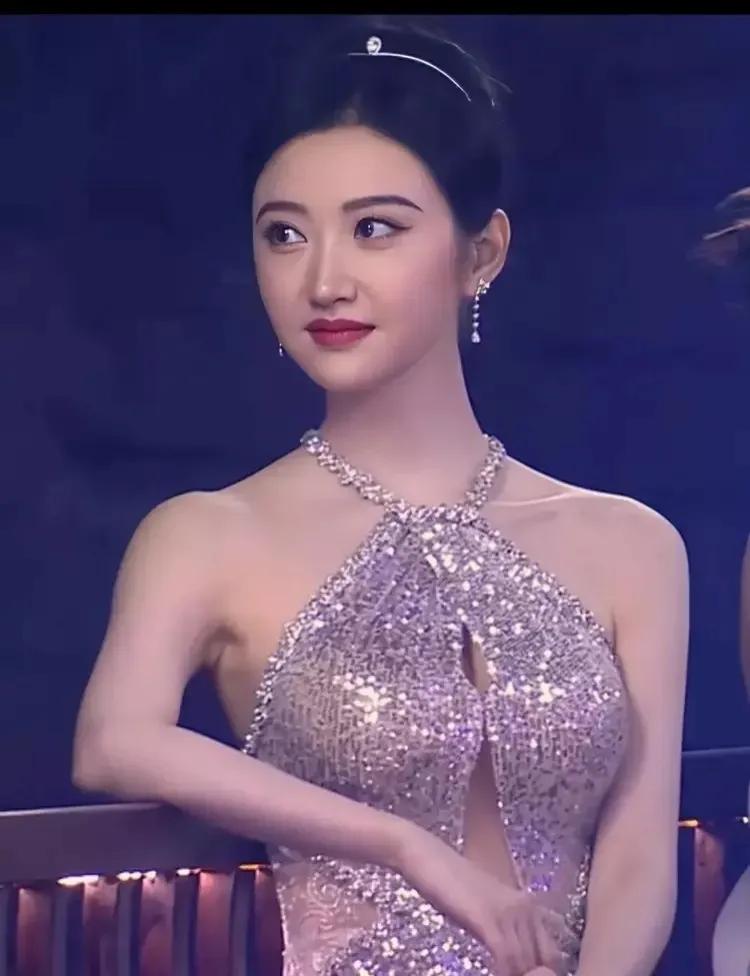 景甜：绽放的时尚花朵，散发迷人魅力

12月8日，中国女演员景甜的造型和状态突然