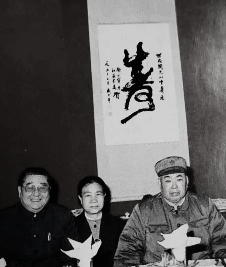 1985年，韩同志祝贺许世友将军八十大寿时的合影。韩同志时任江苏省委书记。

南