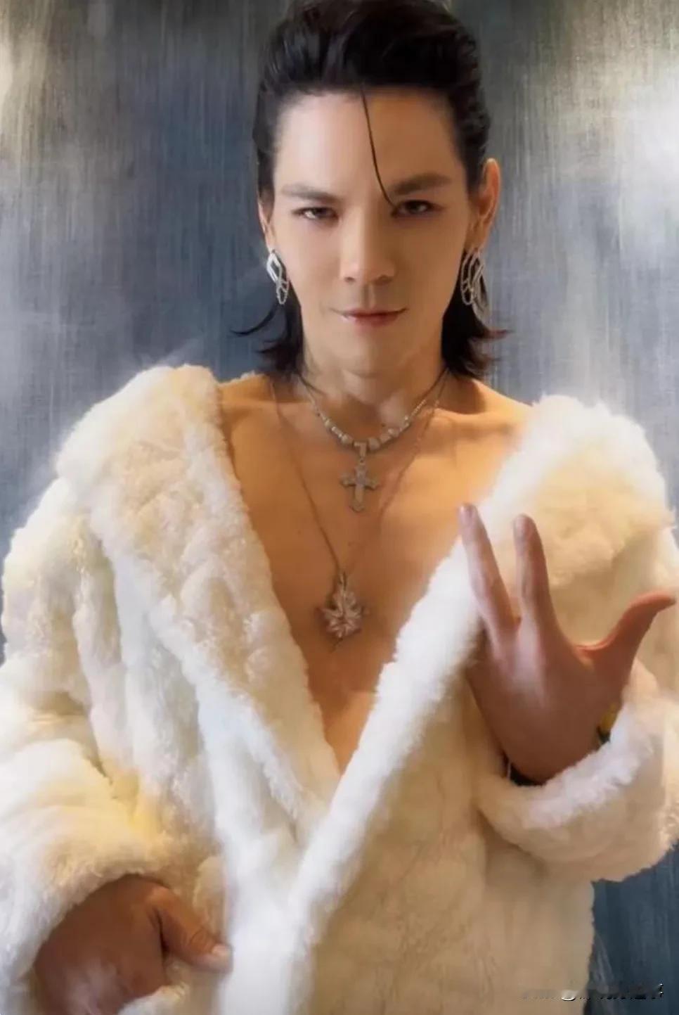 向华强，向太是娱乐圈重量级人物。
他们看到向佐穿向太的貂毛大衣去北京走红毯，估计