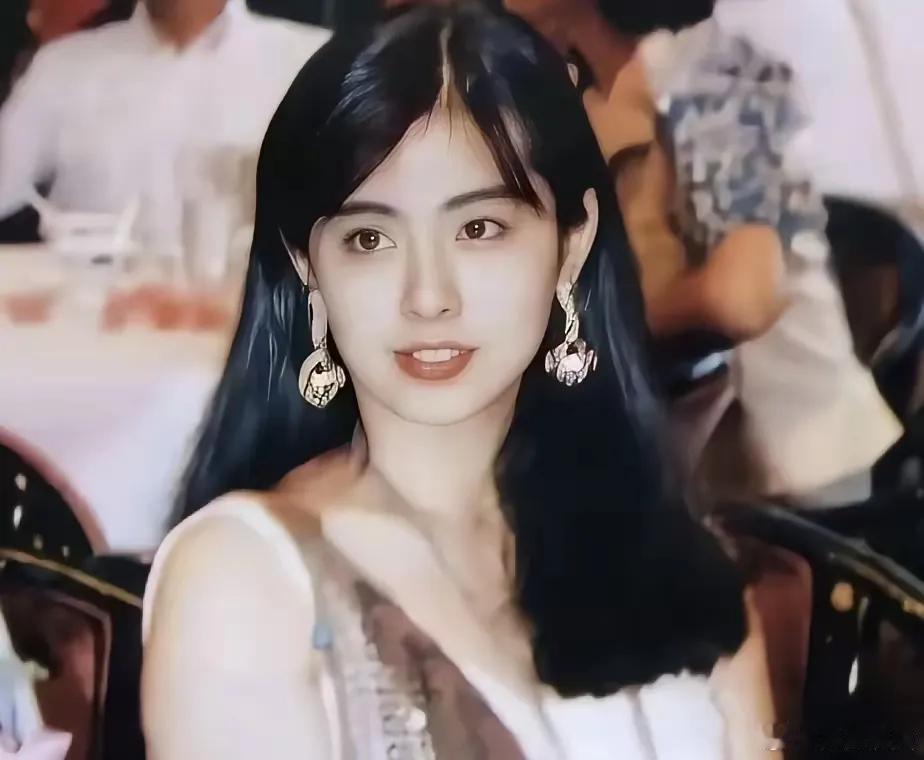 岁月不饶人王祖贤晒照美人已经迟暮不过发量倒是一直很好又黑又长的只是五官已经不复当
