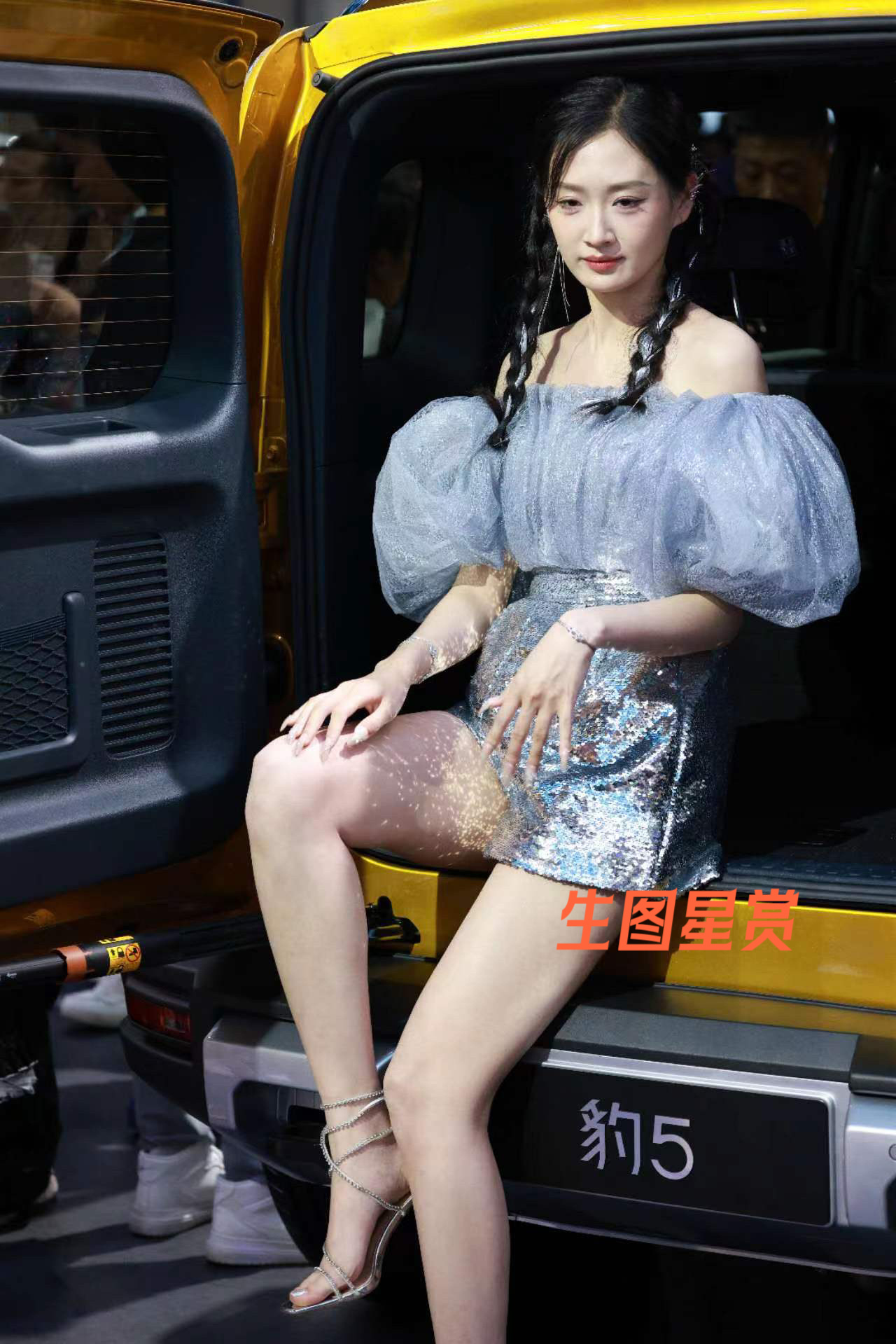 洪嘉悦深圳车展直拍，高颜值大长腿，清纯自然气质独美💜💐 ​​​