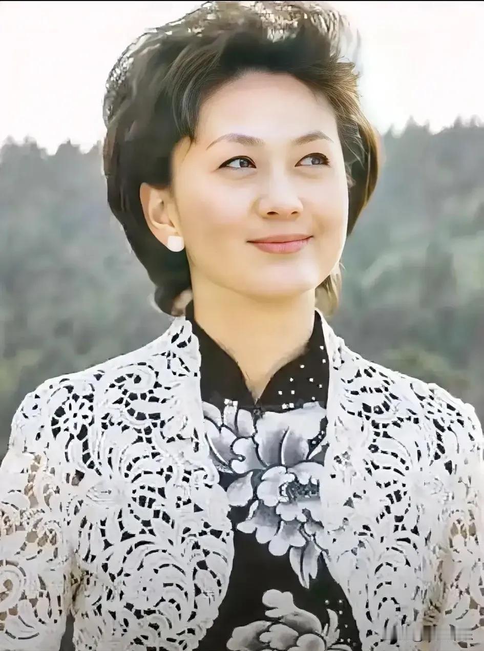 没有对比就没有反差，相比较董卿和周涛，海霞应该是中央电视台里最漂亮的女主持人吧！