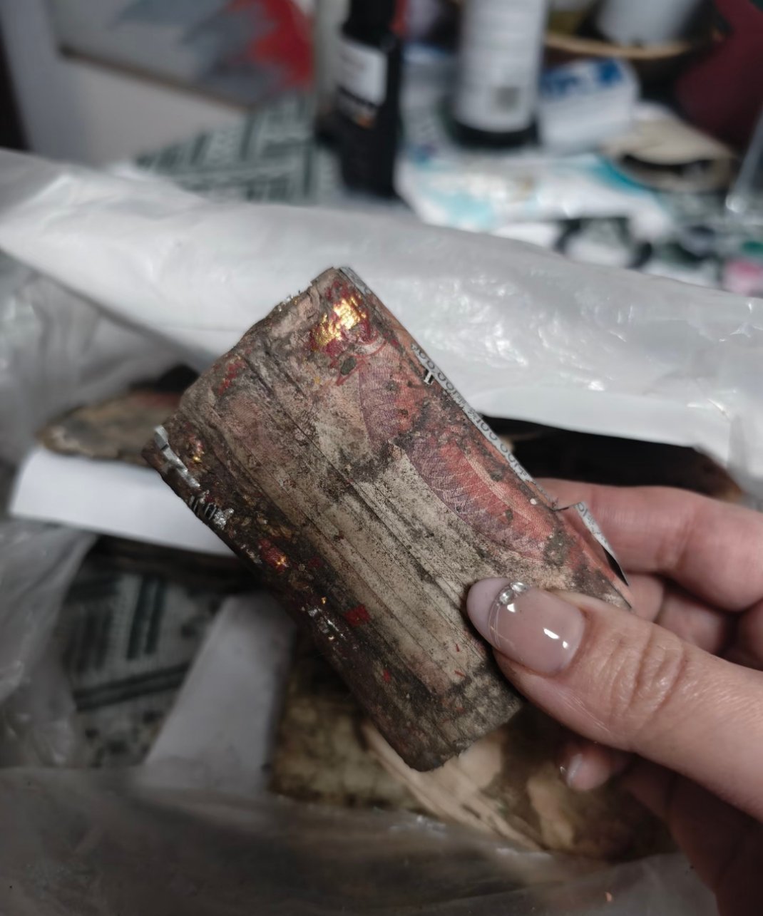 男朋友的爸爸妈妈辛苦攒的钱老两口省吃俭用攒的钱，压在家里炕下面，发现的时候已经粘