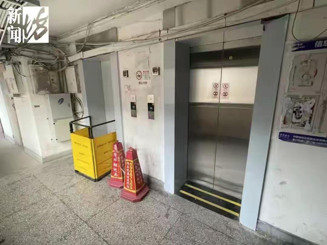 上海一个老旧小区的居民楼有6部电梯，这6部电梯经常是走走停停，故障频发，前几天一