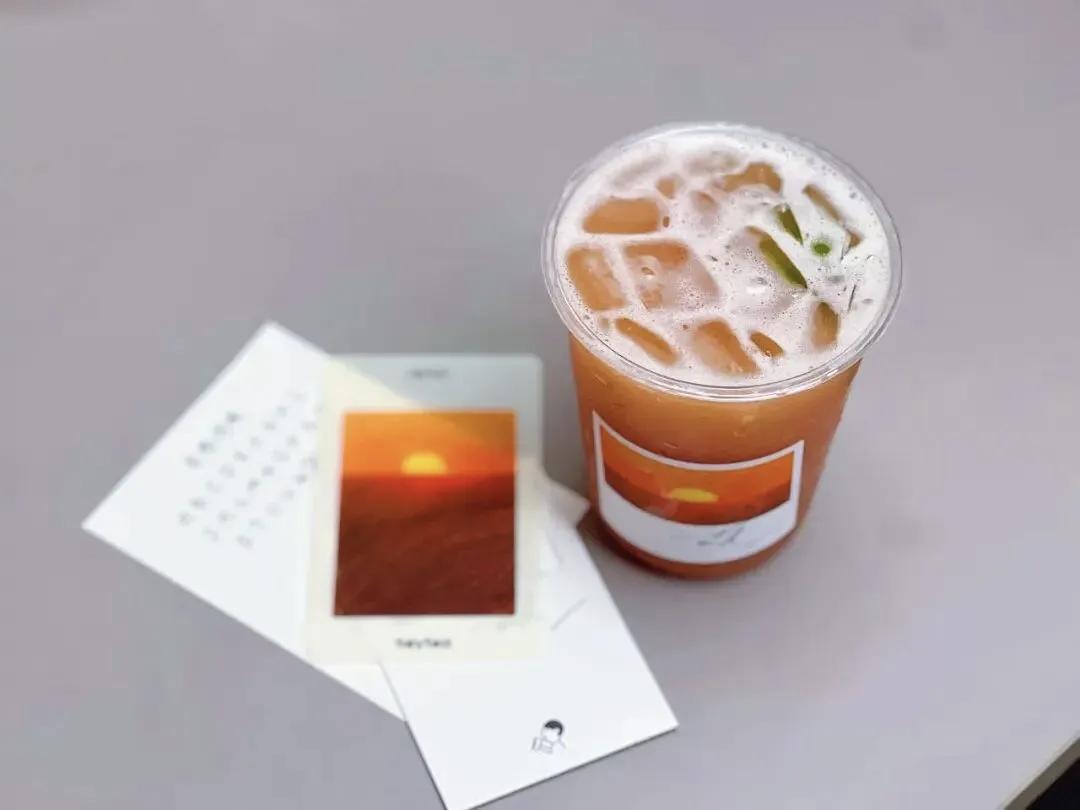 霸王茶姬、喜茶、益禾堂集体翻车了。
世界杯期间，半个茶饮圈扎堆上"啤酒花奶茶"，