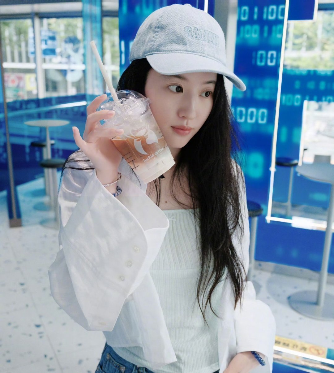 刘亦菲素颜女大 一组随性的素颜随拍出圈。简单白衬衫搭配冰咖啡，卸下妆造包装，眉眼
